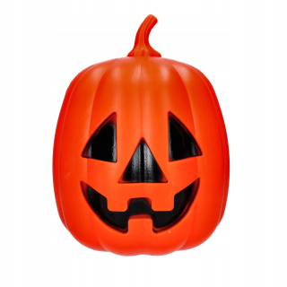 Dekoratívna tekvica žiariaca pred domom na Halloween